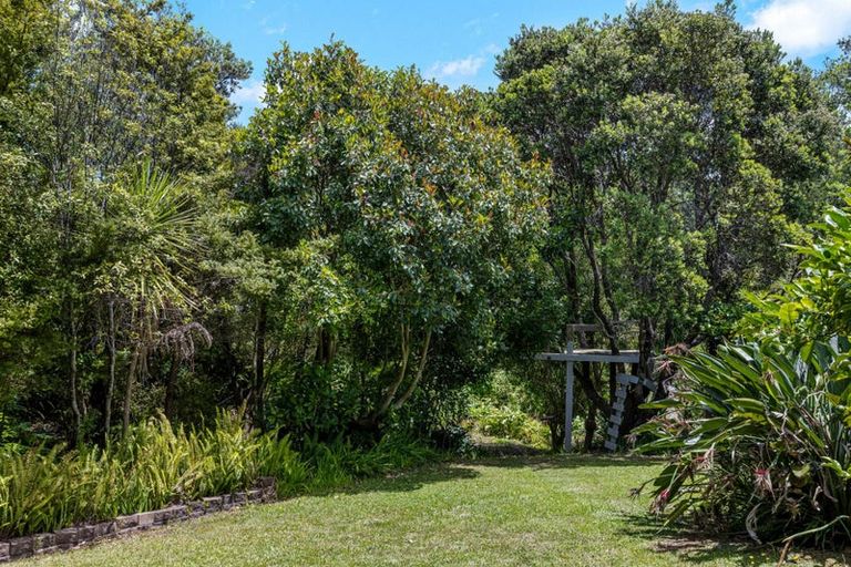 Photo of property in 28 Pohutukawa Avenue, Red Beach, 0932