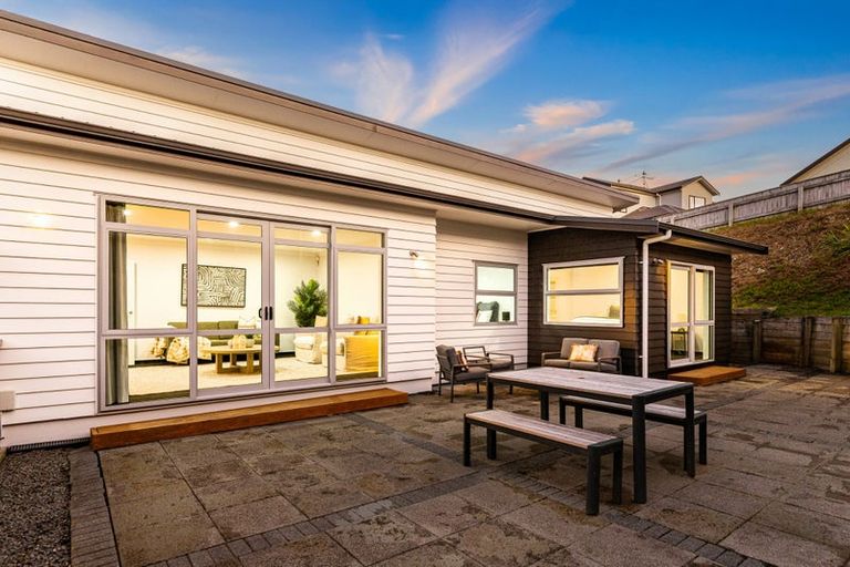 Photo of property in 38 Tongariro Drive, Aotea, Porirua, 5024
