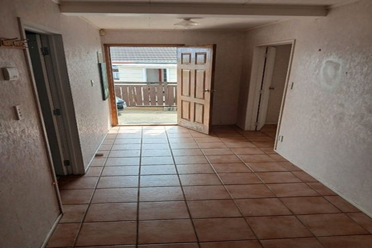 Photo of property in 15 Kopara Place, Clendon Park, Auckland, 2103