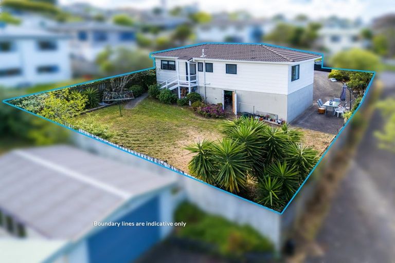 Photo of property in 3 Loughanure Place, Massey, Auckland, 0614