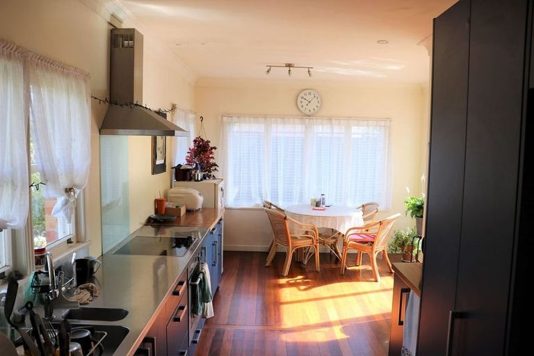 Photo of property in 1/11 Forrest Hill Road, Milford, Auckland, 0620