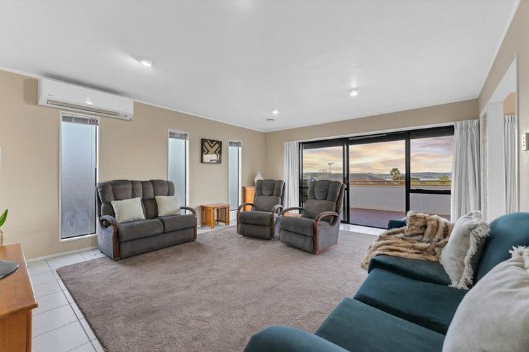 Photo of property in 1/46 Westpark Drive, West Harbour, Auckland, 0618