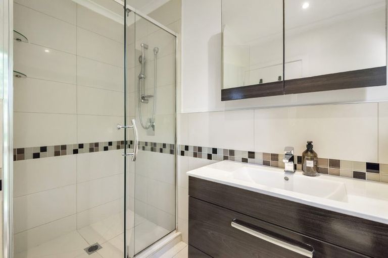 Photo of property in 1/72 Roseberry Avenue, Birkenhead, Auckland, 0626