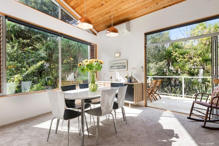 Photo of property in 6 Poturi Streams Avenue, Titirangi, Auckland, 0604