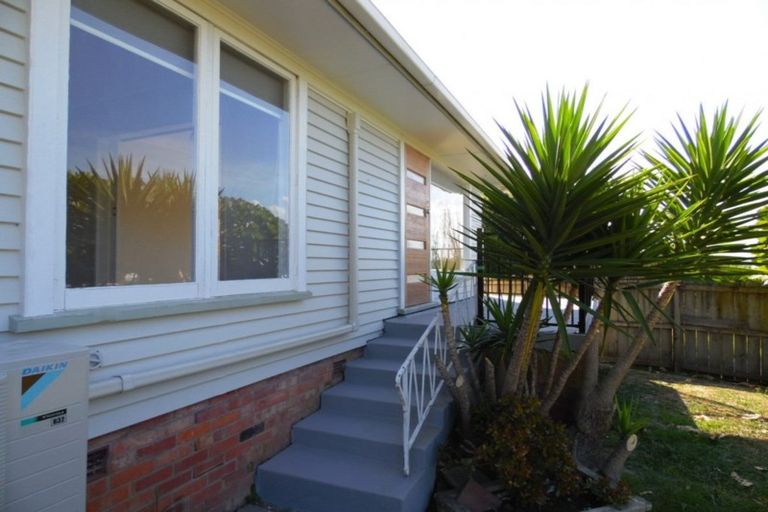 Photo of property in 81 Royal View Road, Te Atatu South, Auckland, 0610