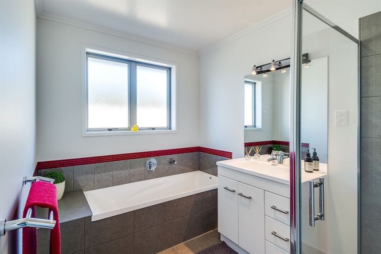 Photo of property in 1 Cambridge Terrace, Taradale, Napier, 4112