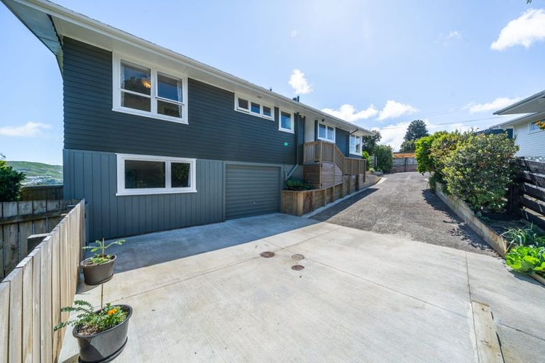Photo of property in 11 Pauline Way, Paparangi, Wellington, 6037