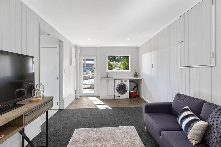 Photo of property in 51 Glanmire Road, Newlands, Wellington, 6037