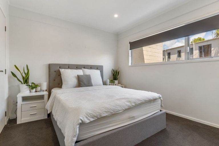 Photo of property in 2/76 Heathcote Road, Castor Bay, Auckland, 0620