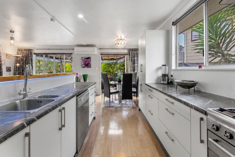 Photo of property in 12 Quo Vadis Place, Red Beach, 0932