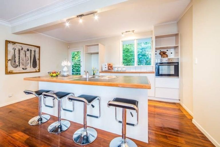 Photo of property in 229 Wairau Road, Totara Vale, Auckland, 0627