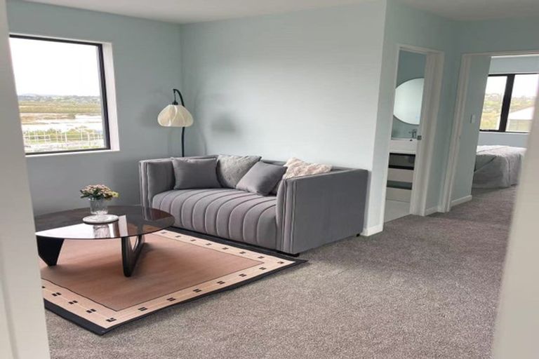 Photo of property in 8 Taipahitini Road, Rosehill, 2113