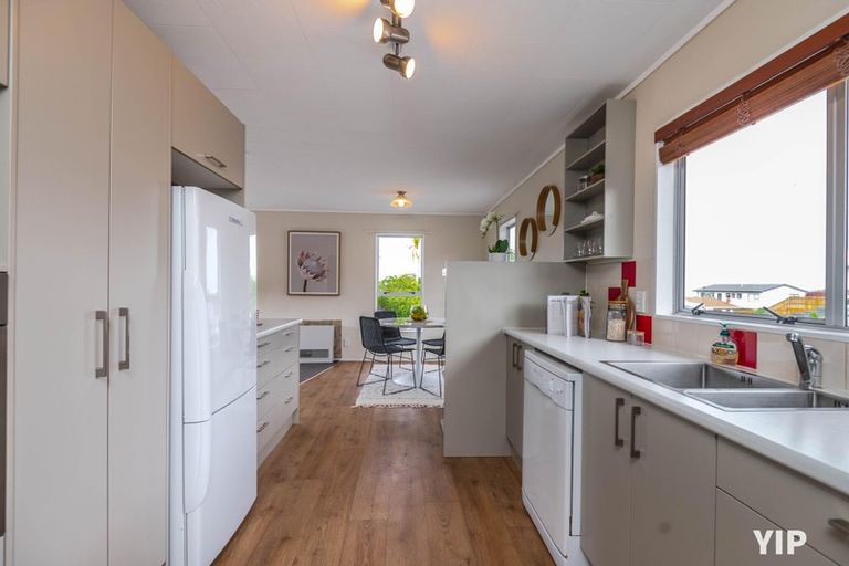 Photo of property in 21 Sunhaven Drive, Newlands, Wellington, 6037