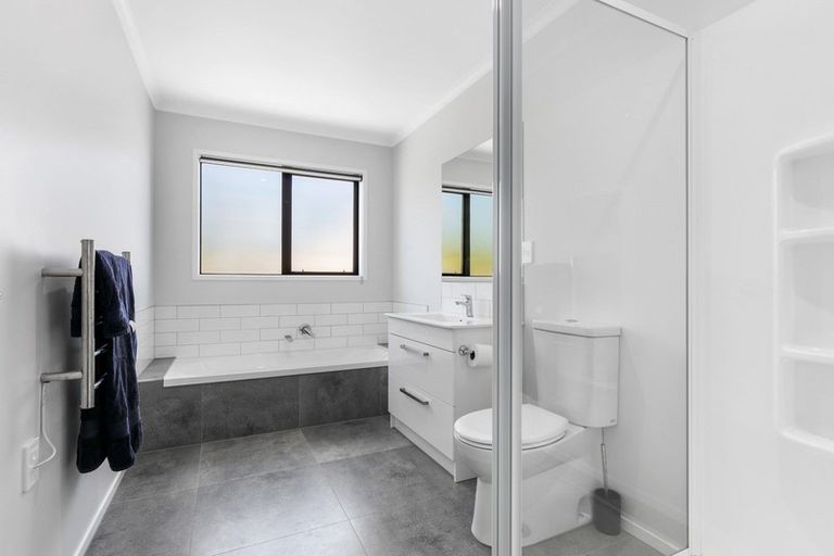 Photo of property in 310a Lakes Boulevard, Pyes Pa, Tauranga, 3112