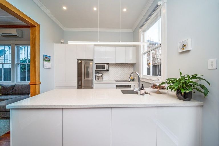 Photo of property in 8 Morley Street, New Plymouth, 4310