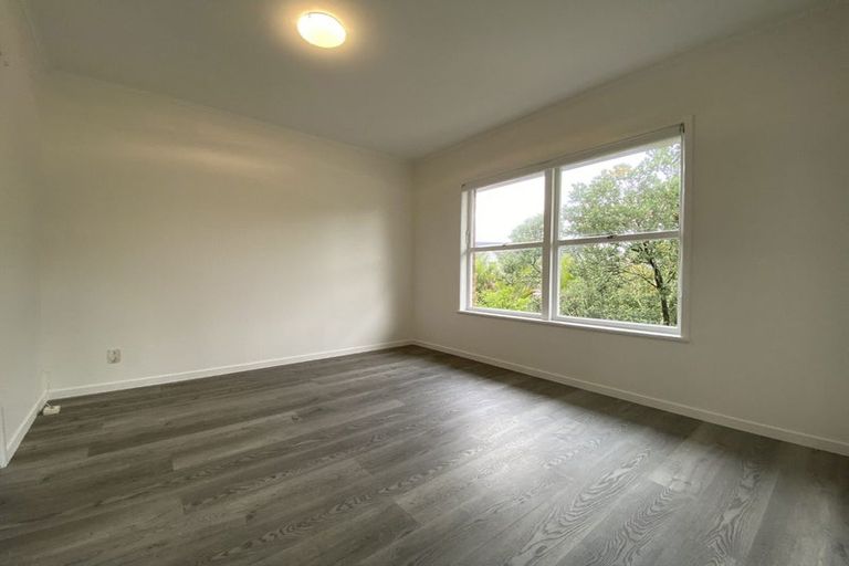 Photo of property in 1/55 Ayton Drive, Totara Vale, Auckland, 0629