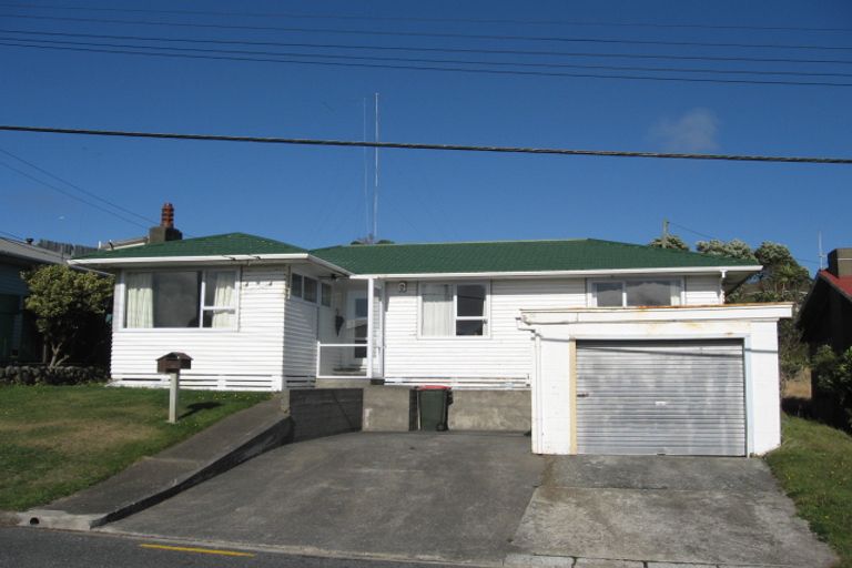 Photo of property in 18 Kenmore Street, Newlands, Wellington, 6037