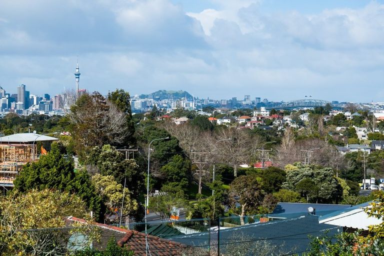 Photo of property in 100 Lake Road, Northcote, Auckland, 0627