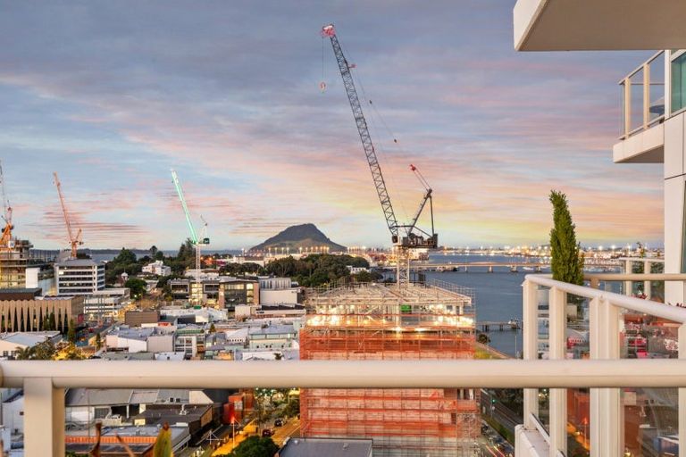 Photo of property in 72 Devonport Road, Tauranga, 3110