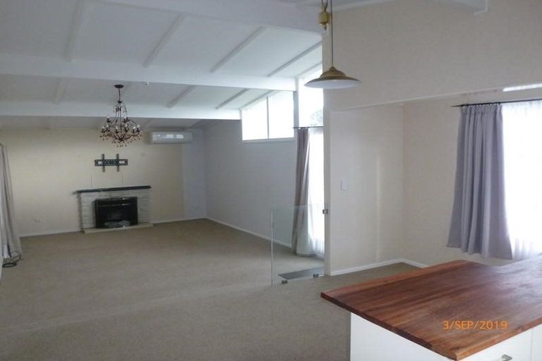 Photo of property in 16 Grimshaw Place, Henderson, Auckland, 0612