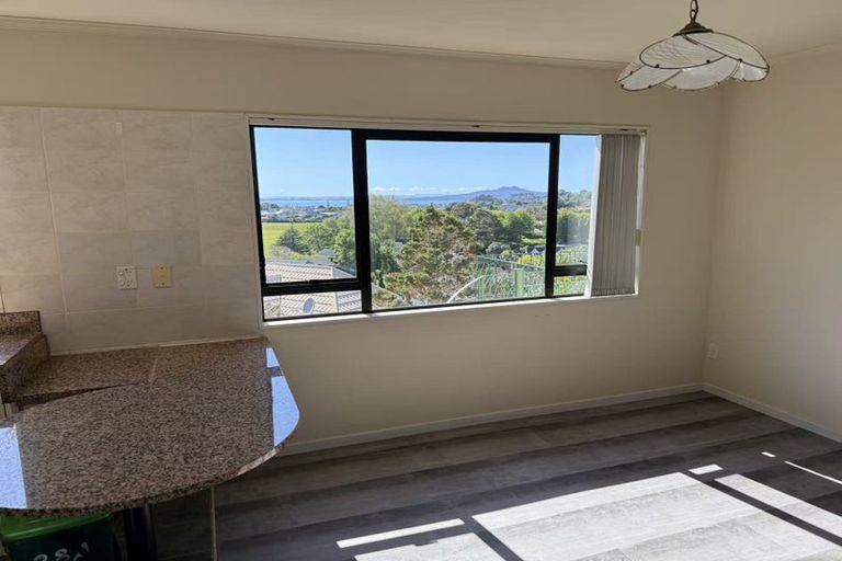 Photo of property in 28 Ronald Macken Place, Windsor Park, Auckland, 0632