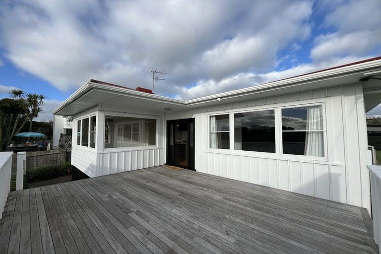 Photo of property in 54 Waiwaka Terrace, Strandon, New Plymouth, 4312