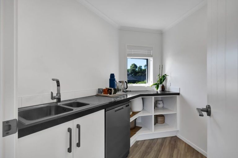 Photo of property in 12 Oakmont Crescent, Waiwhakaiho, New Plymouth, 4312