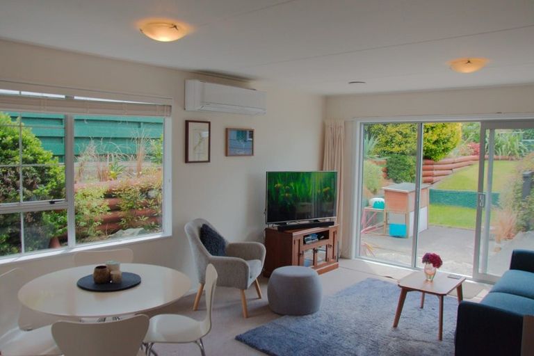 Photo of property in 40f2 Salford Street, Newlands, Wellington, 6037