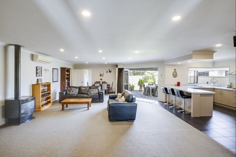 Photo of property in 15 Pania Place, Poraiti, Napier, 4112