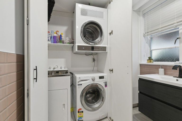 Photo of property in Wharenui Apartments, 274 Oriental Parade, Oriental Bay, Wellington, 6011