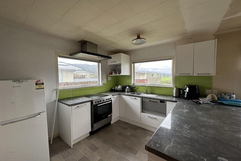 Photo of property in 6 Matthews Road, Wainuiomata, Lower Hutt, 5014