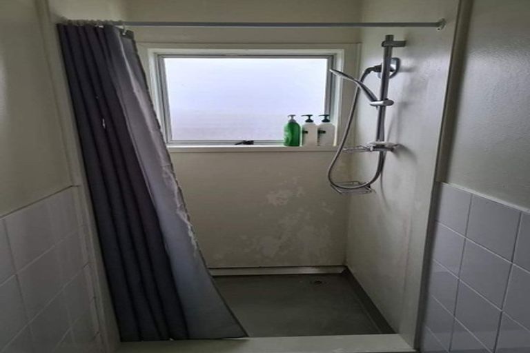 Photo of property in 23 Luckens Road, West Harbour, Auckland, 0618