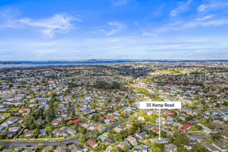 Photo of property in 35 Kemp Road, Massey, Auckland, 0614