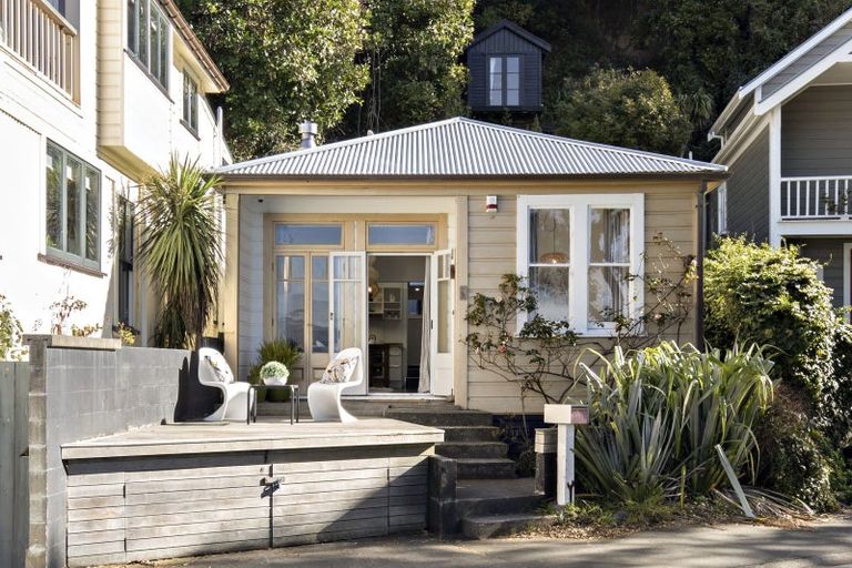 Photo of property in 397 Karaka Bay Road, Karaka Bays, Wellington, 6022