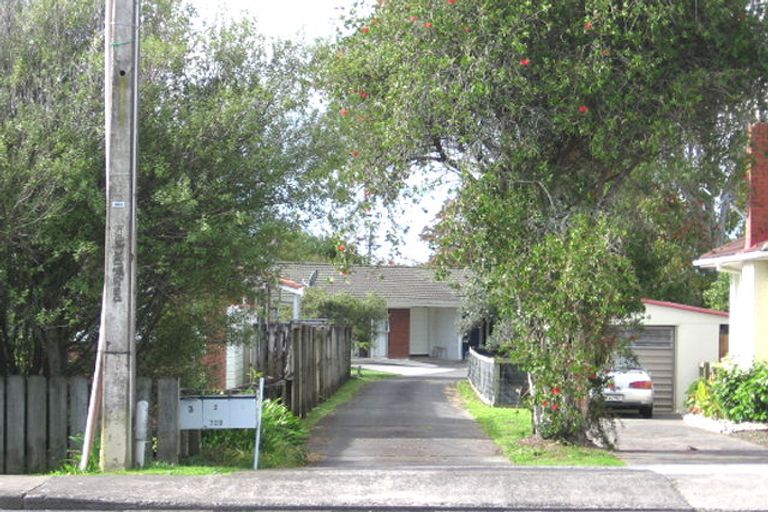 Photo of property in 1/729 Te Atatu Road, Te Atatu Peninsula, Auckland, 0610