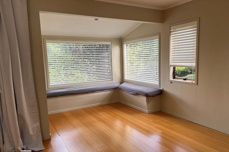 Photo of property in 15 Sunnynook Road, Forrest Hill, Auckland, 0620