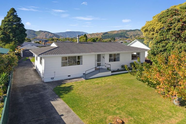 Photo of property in 12 Nimmo Avenue West, Waikanae, 5036