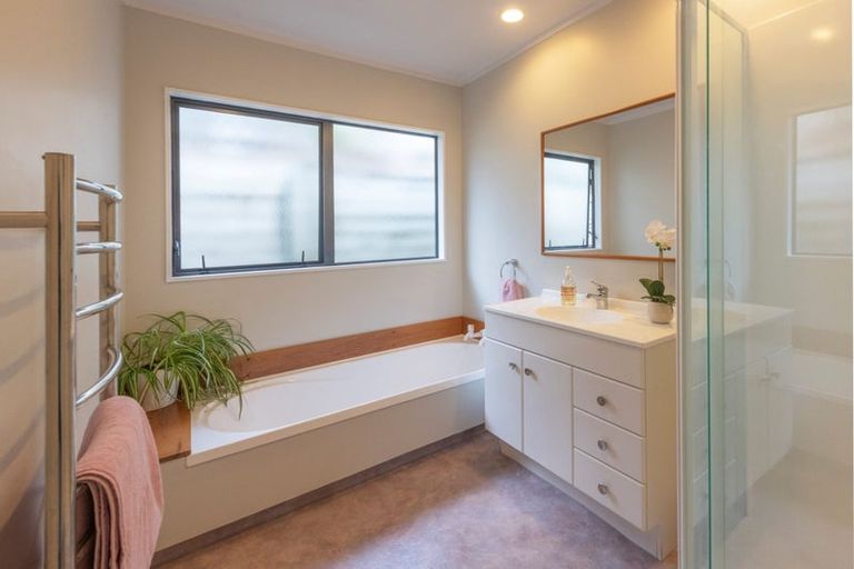 Photo of property in 2 Alister Way, Churton Park, Wellington, 6037