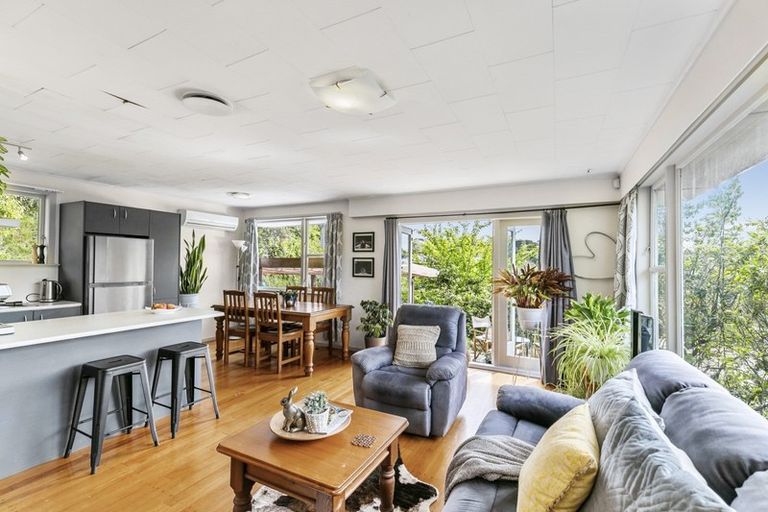 Photo of property in 5 Stella Grove, Newlands, Wellington, 6037