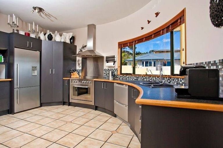 Photo of property in 19 Mariners View Road, Beach Haven, Auckland, 0626