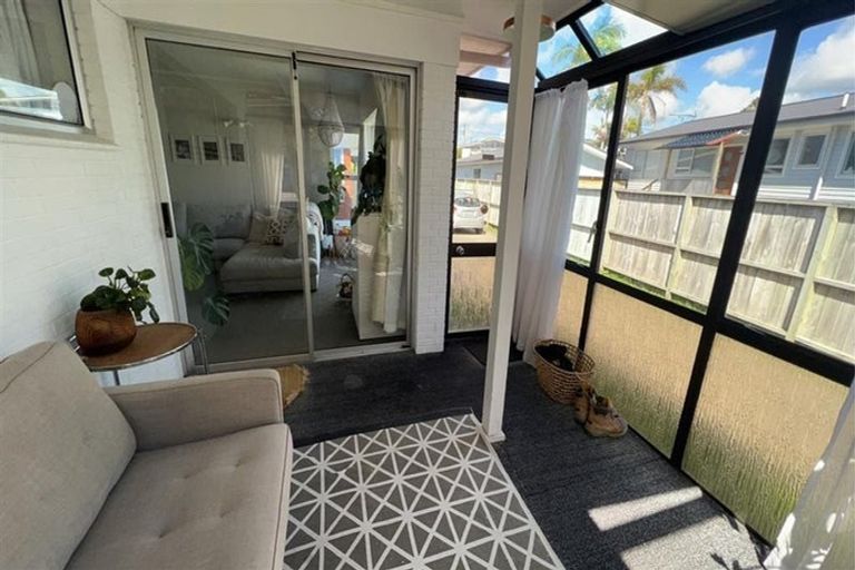 Photo of property in 17a Thorburn Avenue, Red Beach, 0932