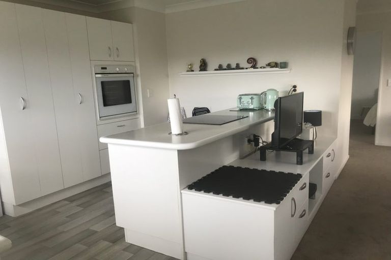 Photo of property in 28 Rewarewa Road, Te Atatu Peninsula, Auckland, 0610