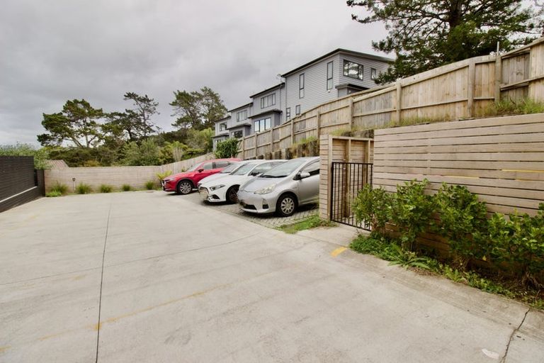 Photo of property in 2a Mcquoid Place, Glenfield, Auckland, 0629
