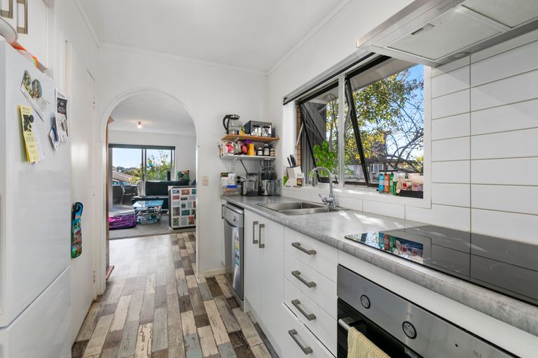 Photo of property in 2/309 Wairau Road, Totara Vale, Auckland, 0627