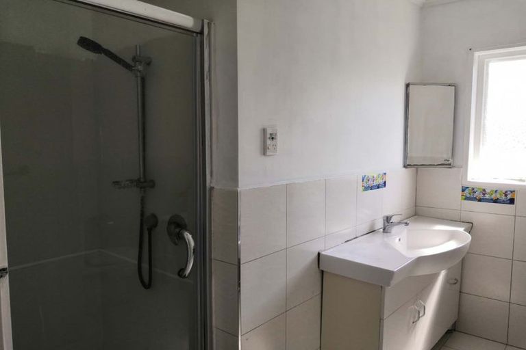 Photo of property in 30 Kingdale Road, Henderson, Auckland, 0610