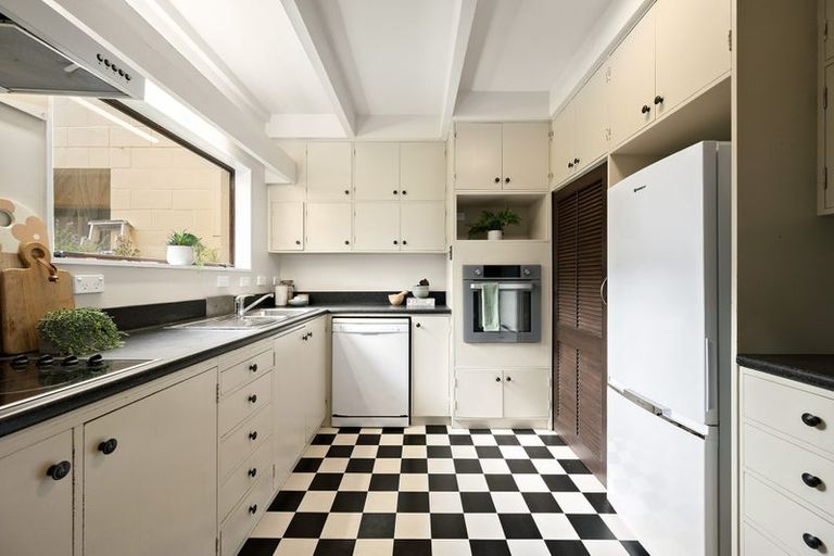 Photo of property in 35 Burma Road, Khandallah, Wellington, 6035