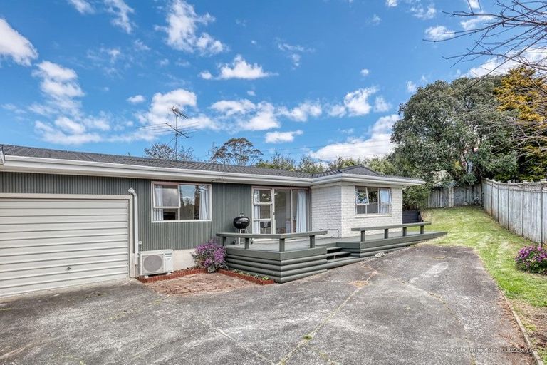 Photo of property in 2/33 Lowtherhurst Road, Massey, Auckland, 0614