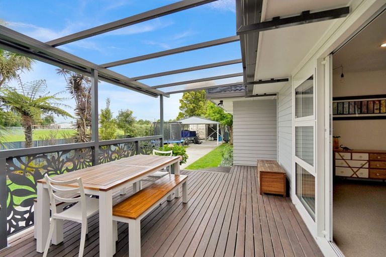 Photo of property in 14 Harbour View Road, Te Atatu Peninsula, Auckland, 0610
