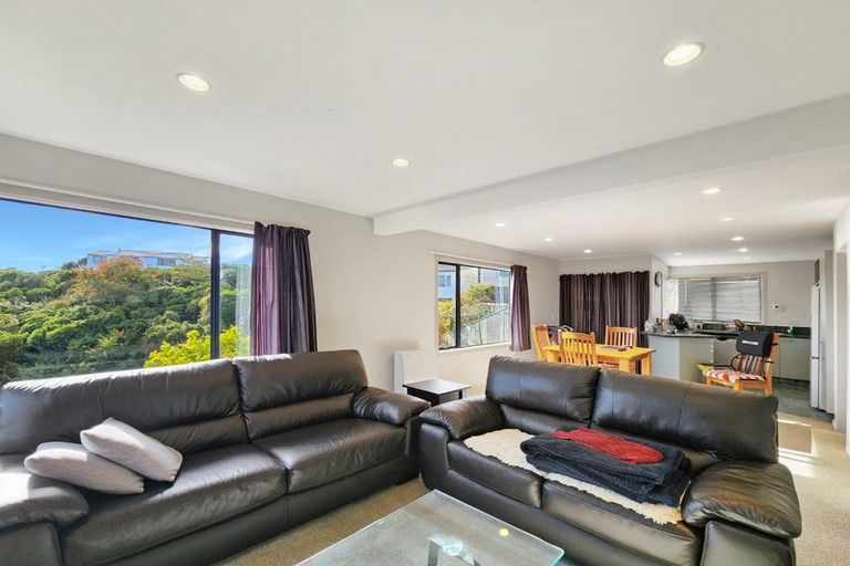 Photo of property in 82a Stewart Drive, Newlands, Wellington, 6037