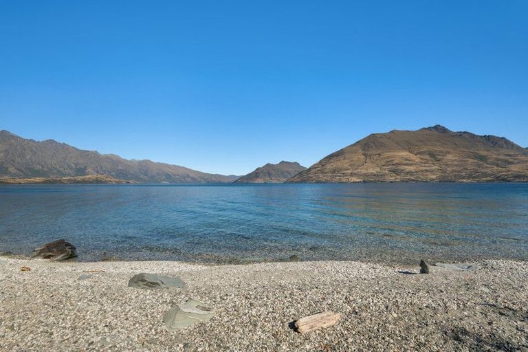 Photo of property in 66 Cedar Drive, Kelvin Heights, Queenstown, 9300